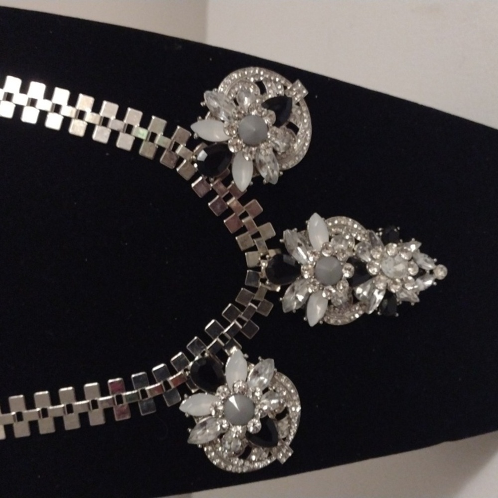 Pier 1 imports statement rhinestone flower necklace NWOT - Picture 2 of 10